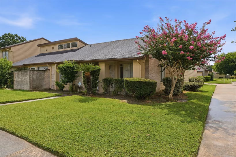Photo 2 of 10331 Huntington Place Drive 331, Houston, TX