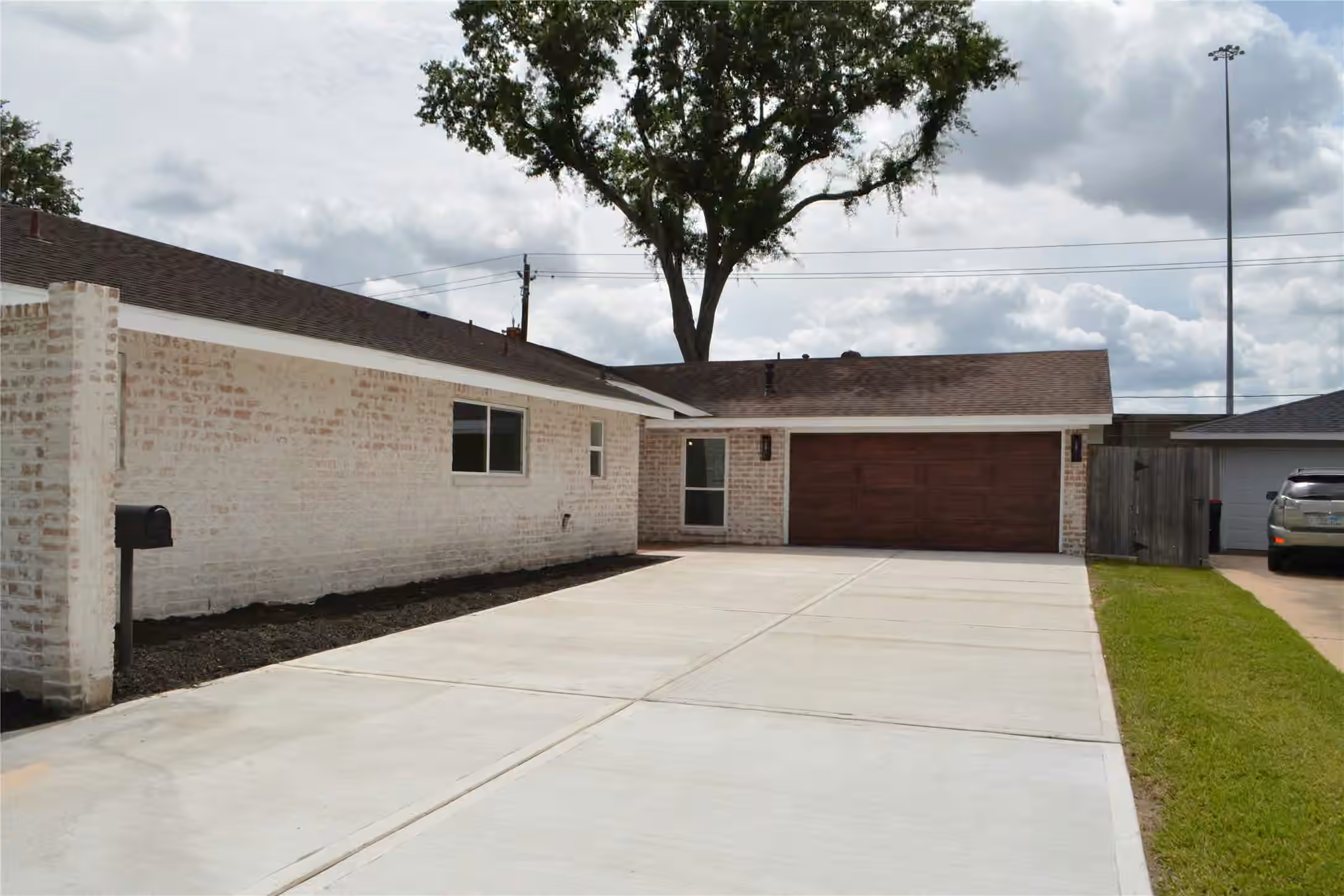 Photo 3 of 418 Briar Hill Drive, Houston, TX