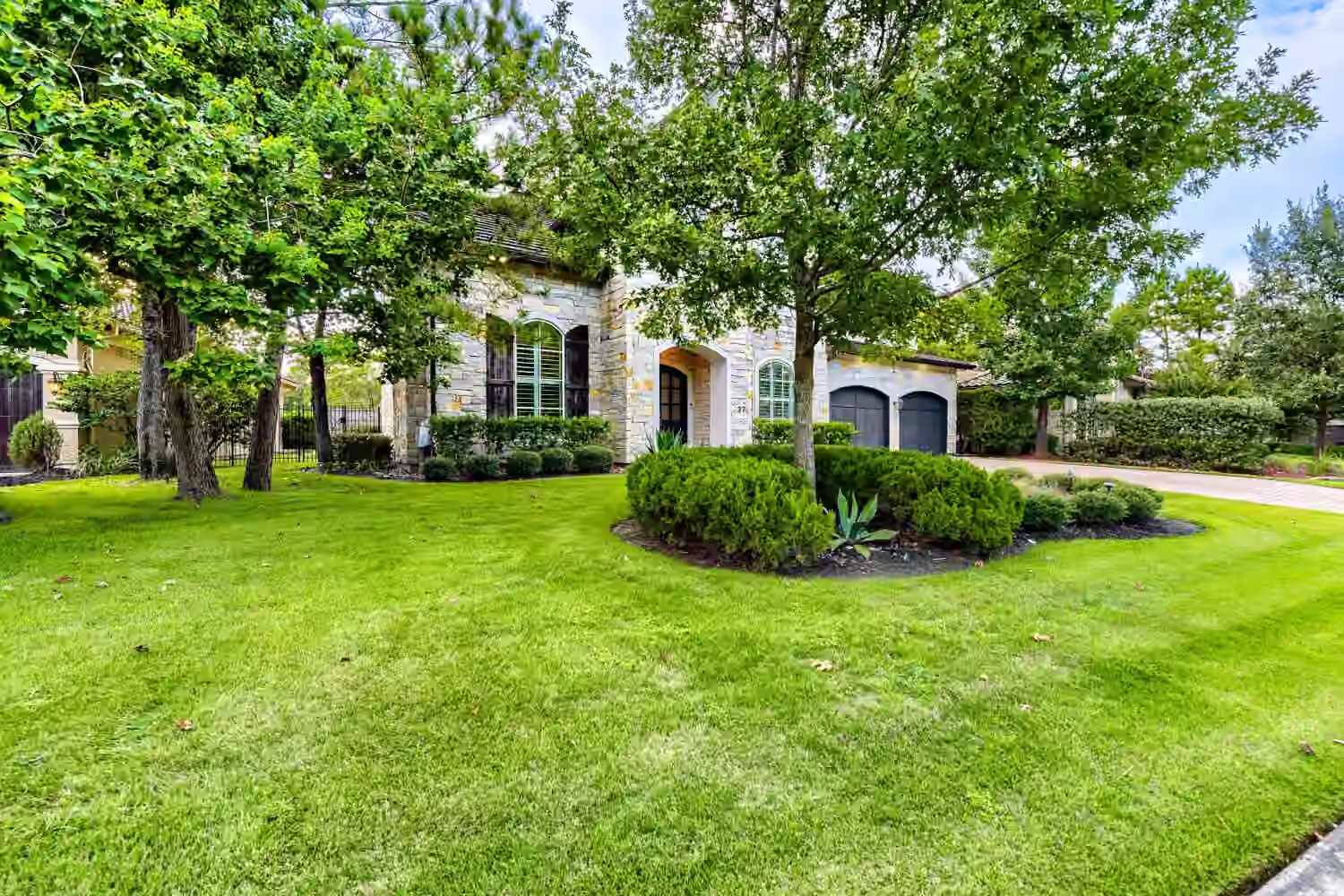 Photo 2 of 27 Johnathan Landing Court, The Woodlands, TX