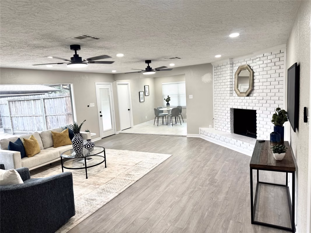 Photo 4 of 1211 Shorewood Drive, Taylor Lake Village, TX