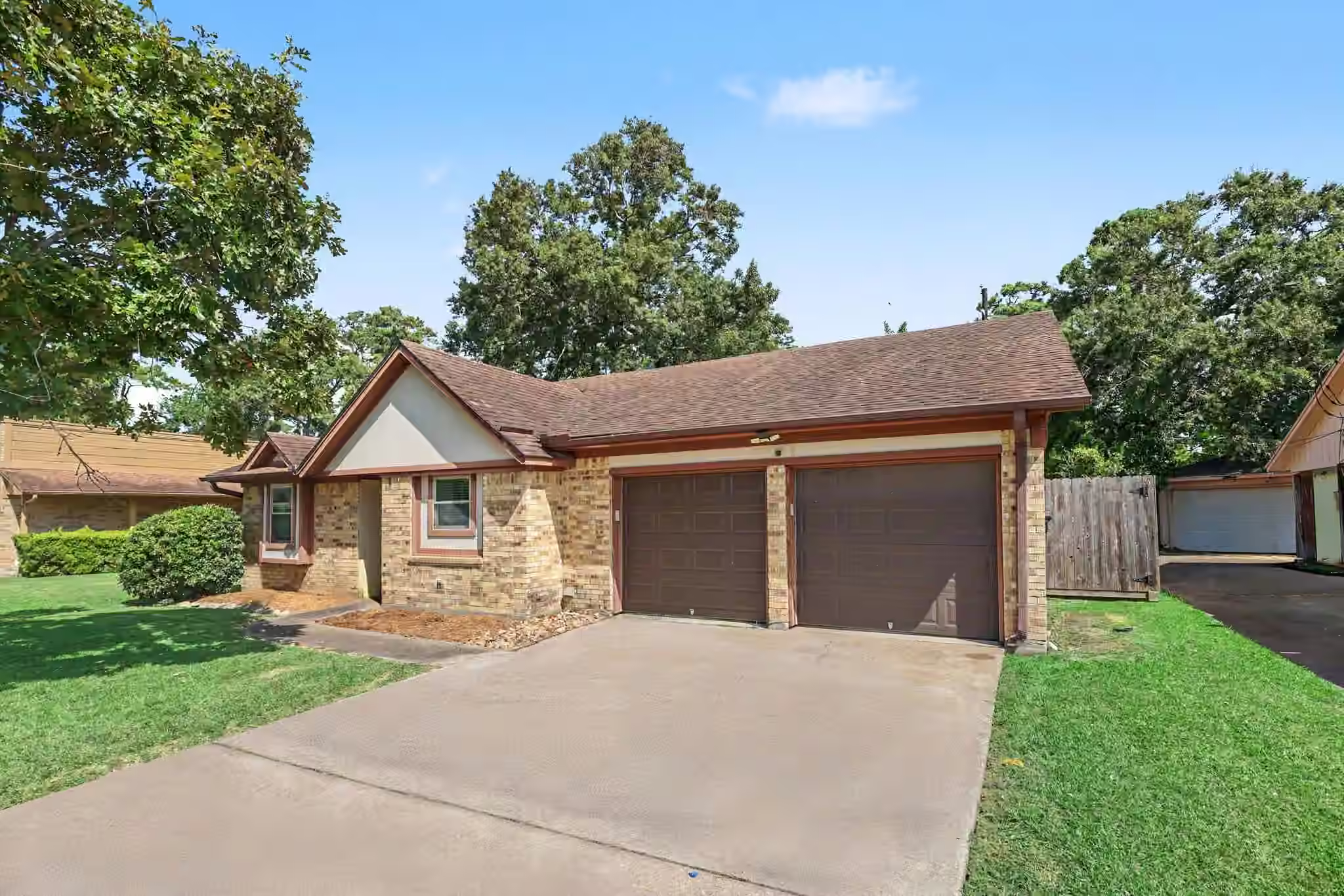 Photo 3 of 9911 El Chaco Street, Baytown, TX
