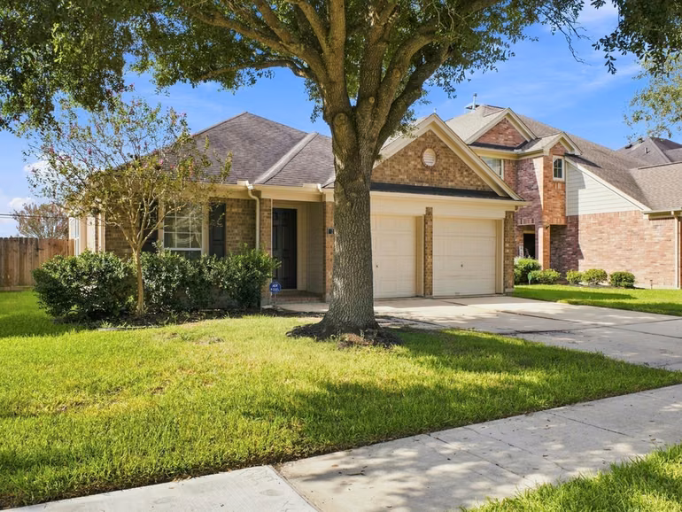 Photo 3 of 27 Palm Desert Drive, Manvel, TX