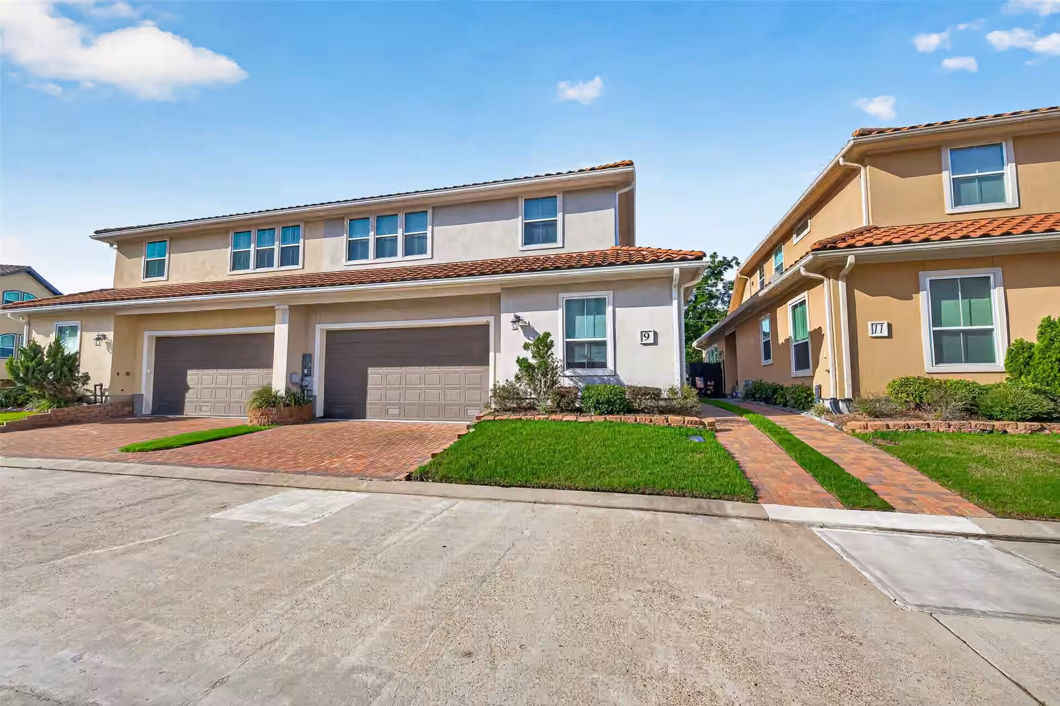 Photo 2 of 9 W Oaks Drive, Houston, TX