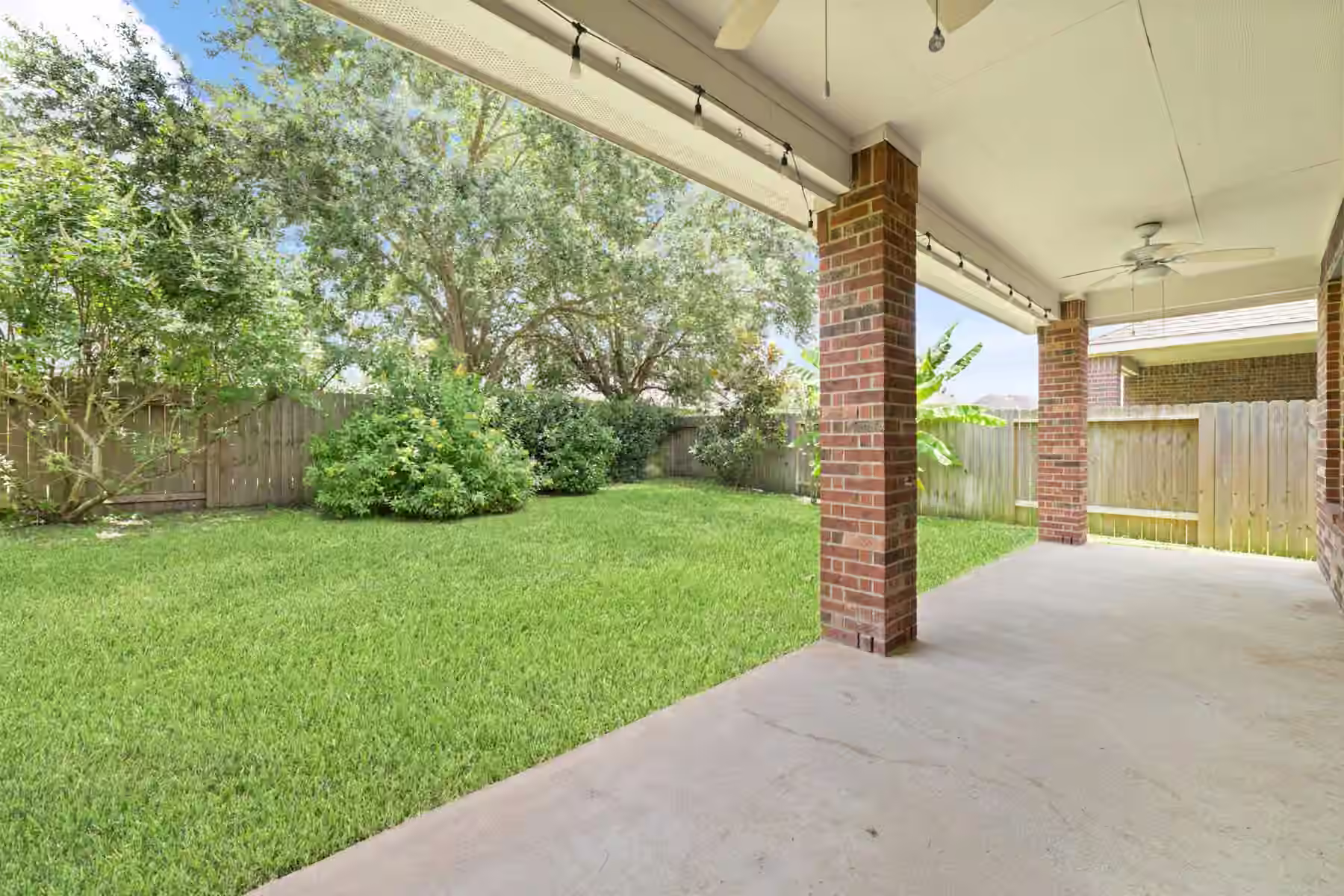 Photo 5 of 7023 Kendall Lake Court, Richmond, TX