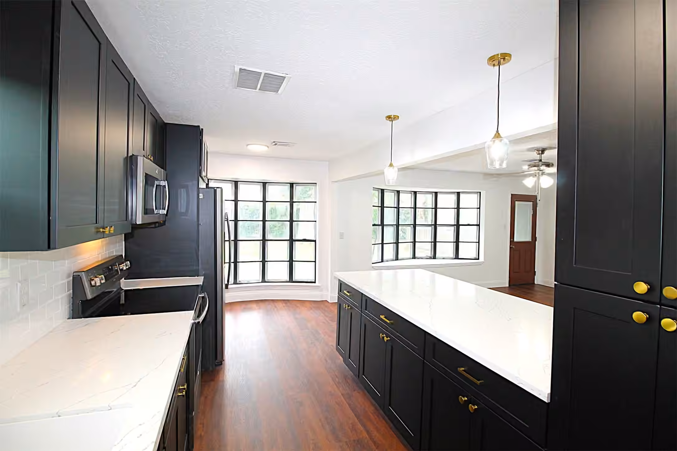 Photo 3 of 16907 David Glen Drive, Friendswood, TX