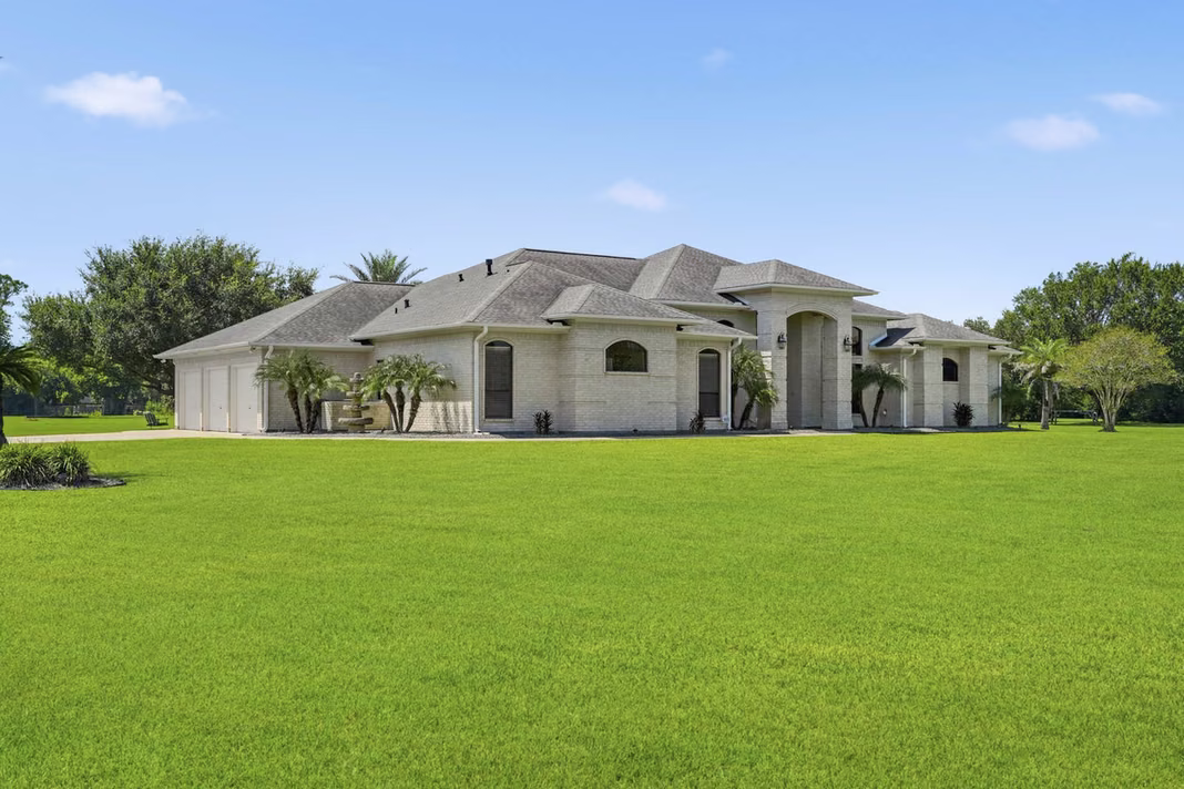 Photo 2 of 835 Hall Road, Alvin, TX