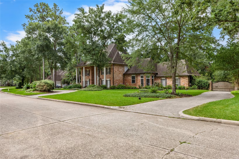 Photo 2 of 5611 Garden Point Drive, Kingwood, TX