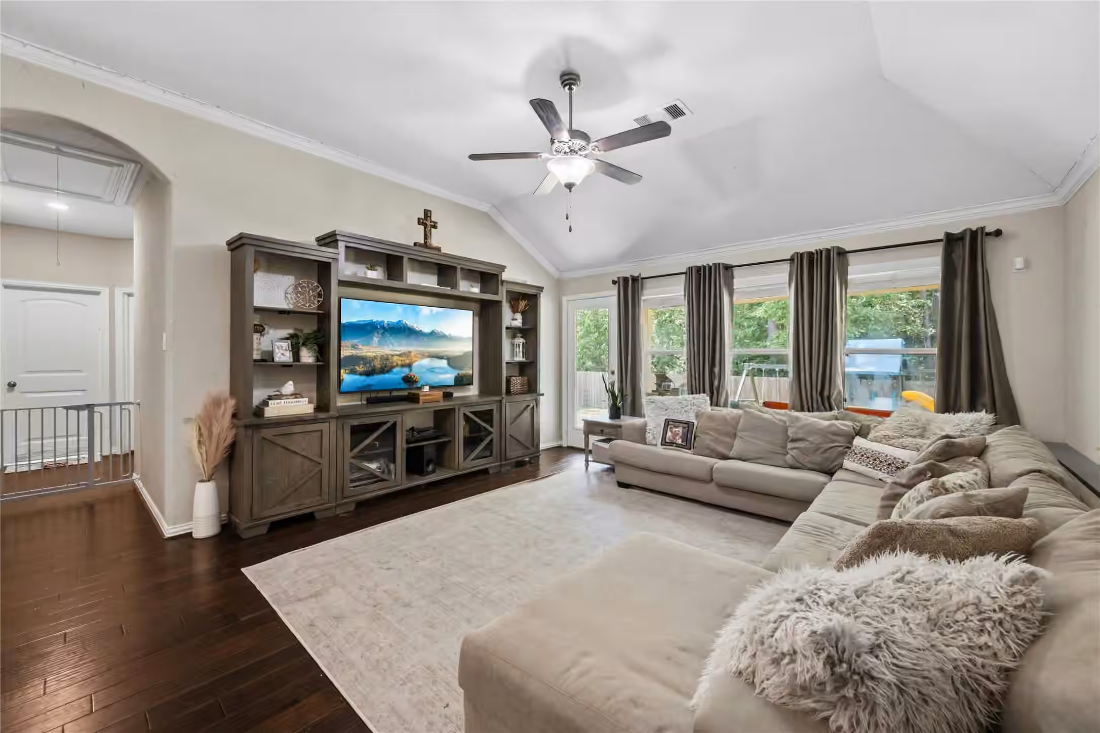 Photo 5 of 2818 Ridgecliff Court, Conroe, TX