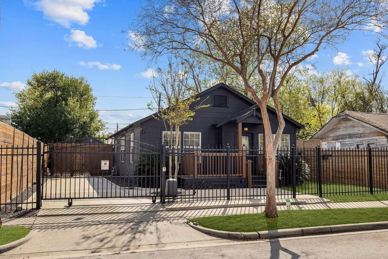Photo 3 of 1310 Walton Street, Houston, TX