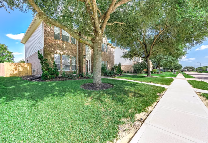 Photo 2 of 3705 Canterbury Park Drive, Pearland, TX