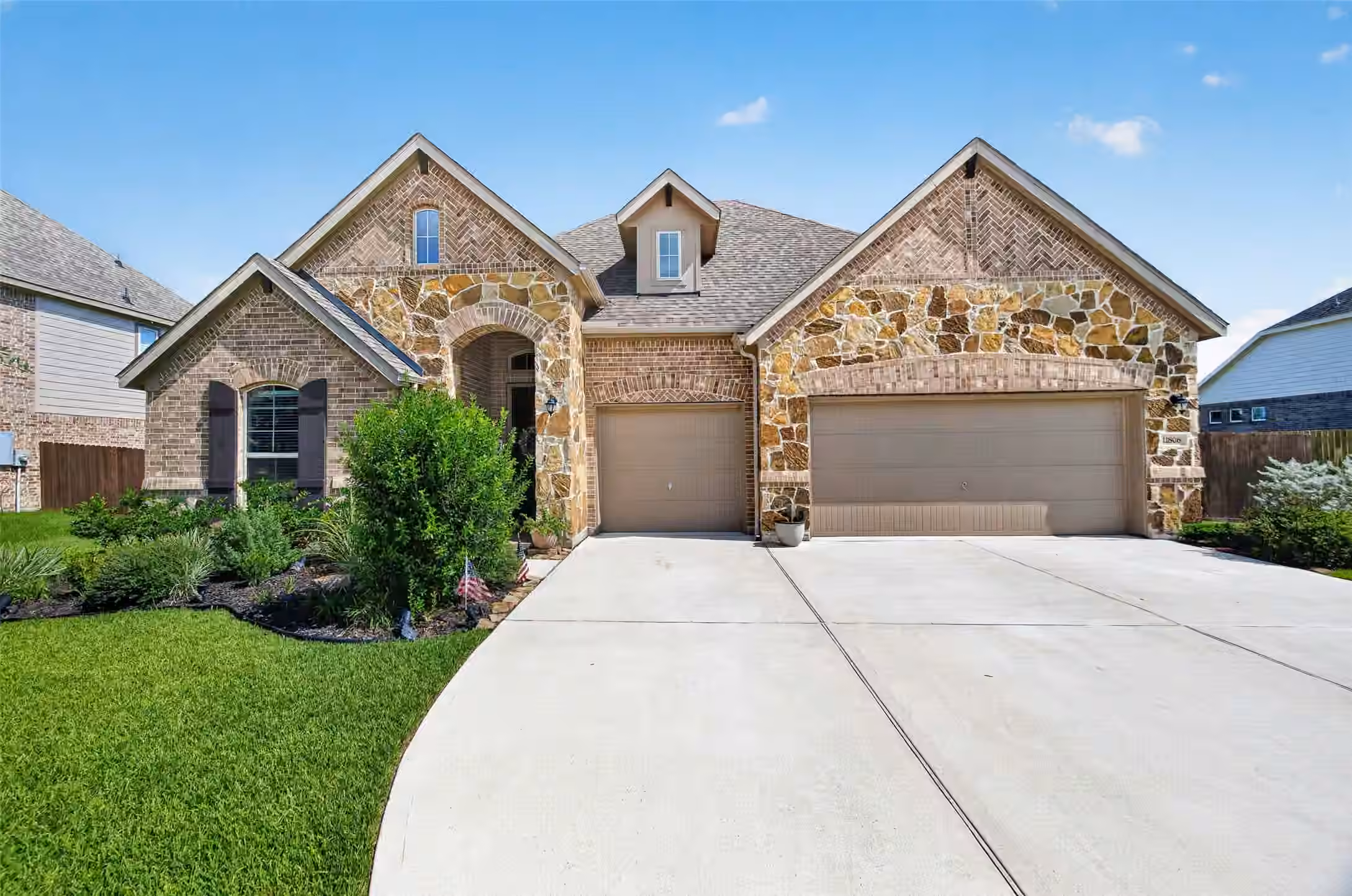 Photo of 11806 Autumn Leaf Drive, Mont Belvieu, TX