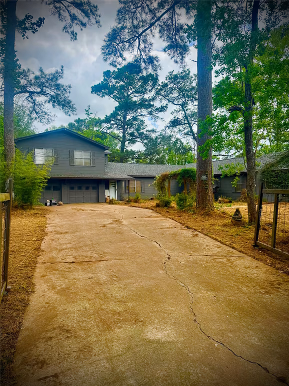 Photo of 1556 County Road 2042, Hull, TX
