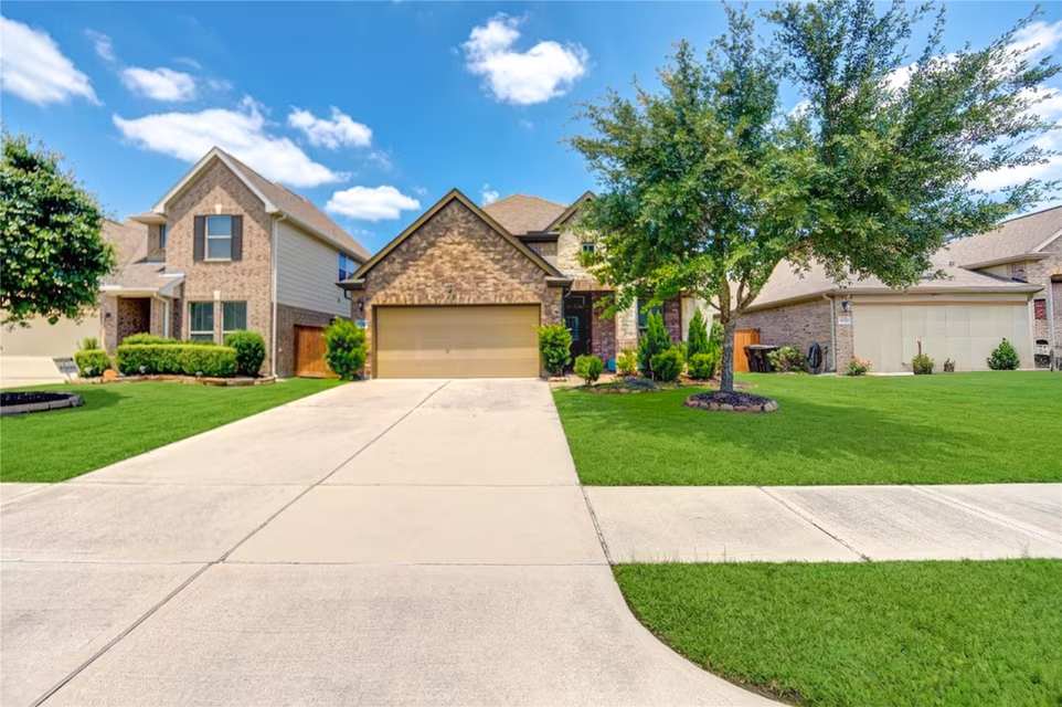 Photo 2 of 23610 Villa Lisa Drive, Richmond, TX