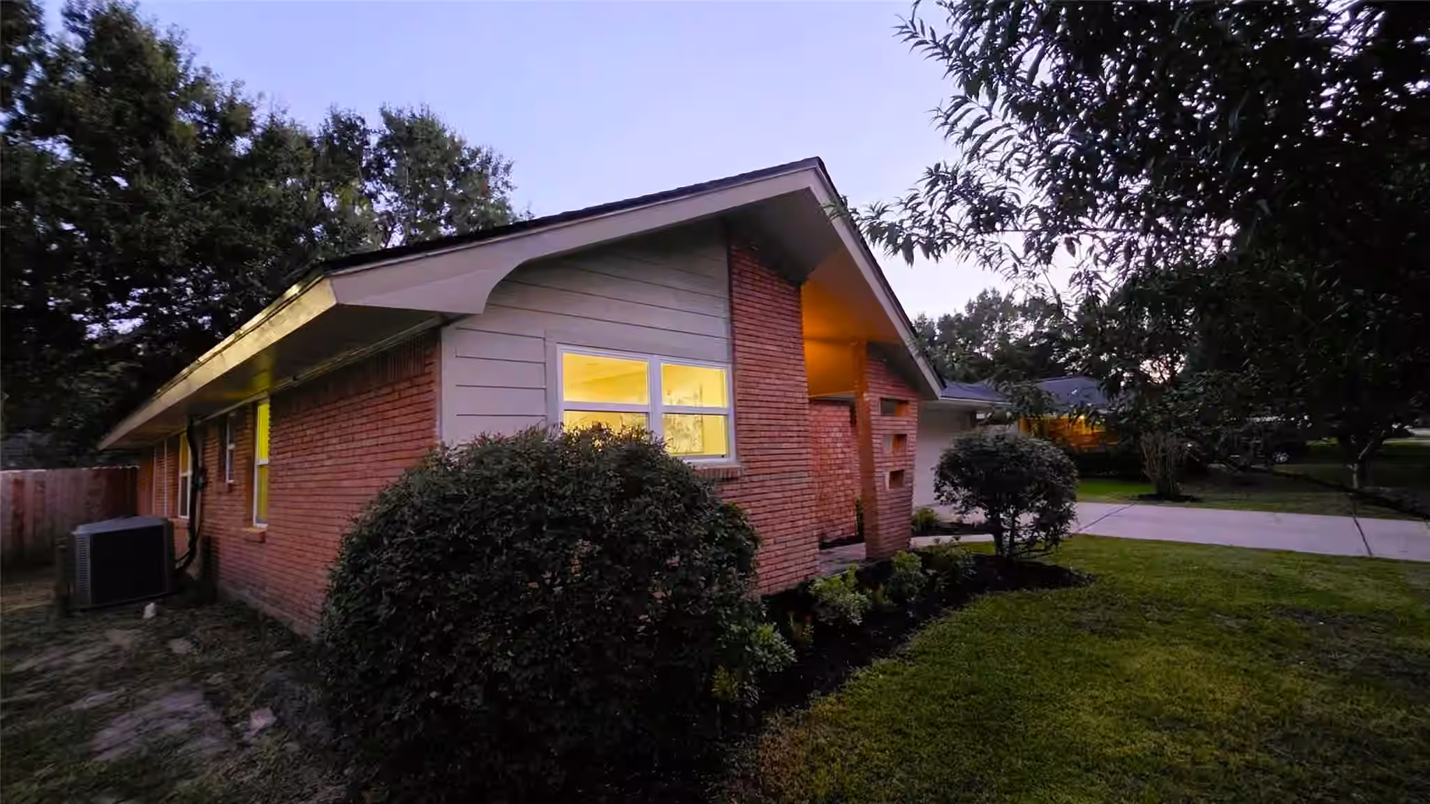 Photo 4 of 5315 Briarbend Drive, Houston, TX