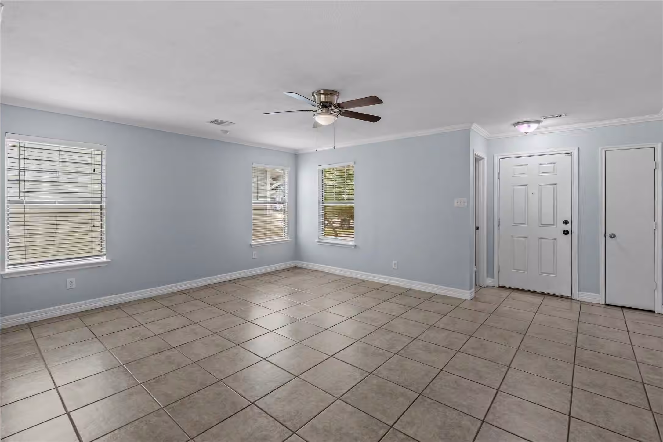 Photo 5 of 9915 Victoria Grove Lane, Houston, TX