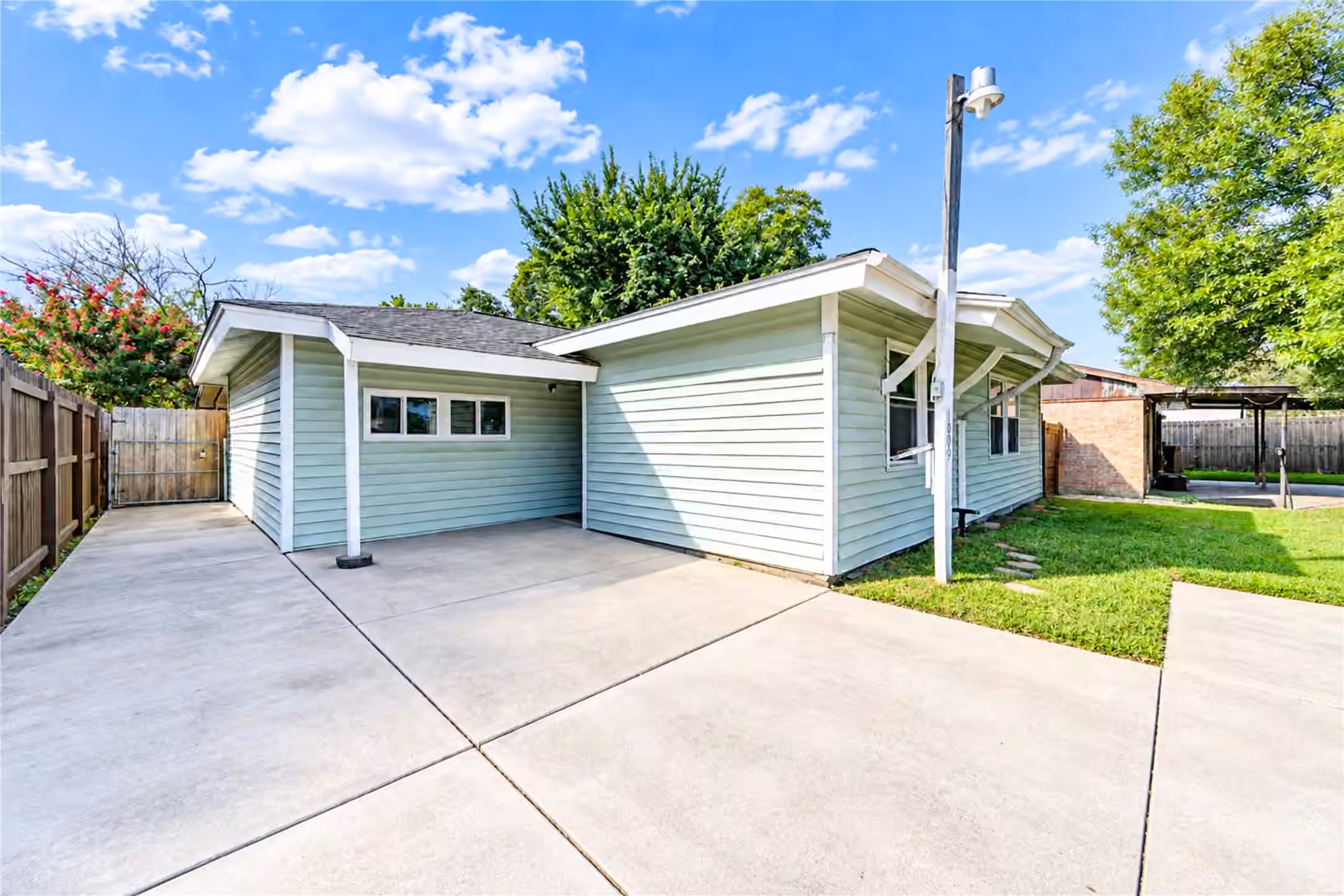 Photo 2 of 1009 Wisconsin Street, South Houston, TX